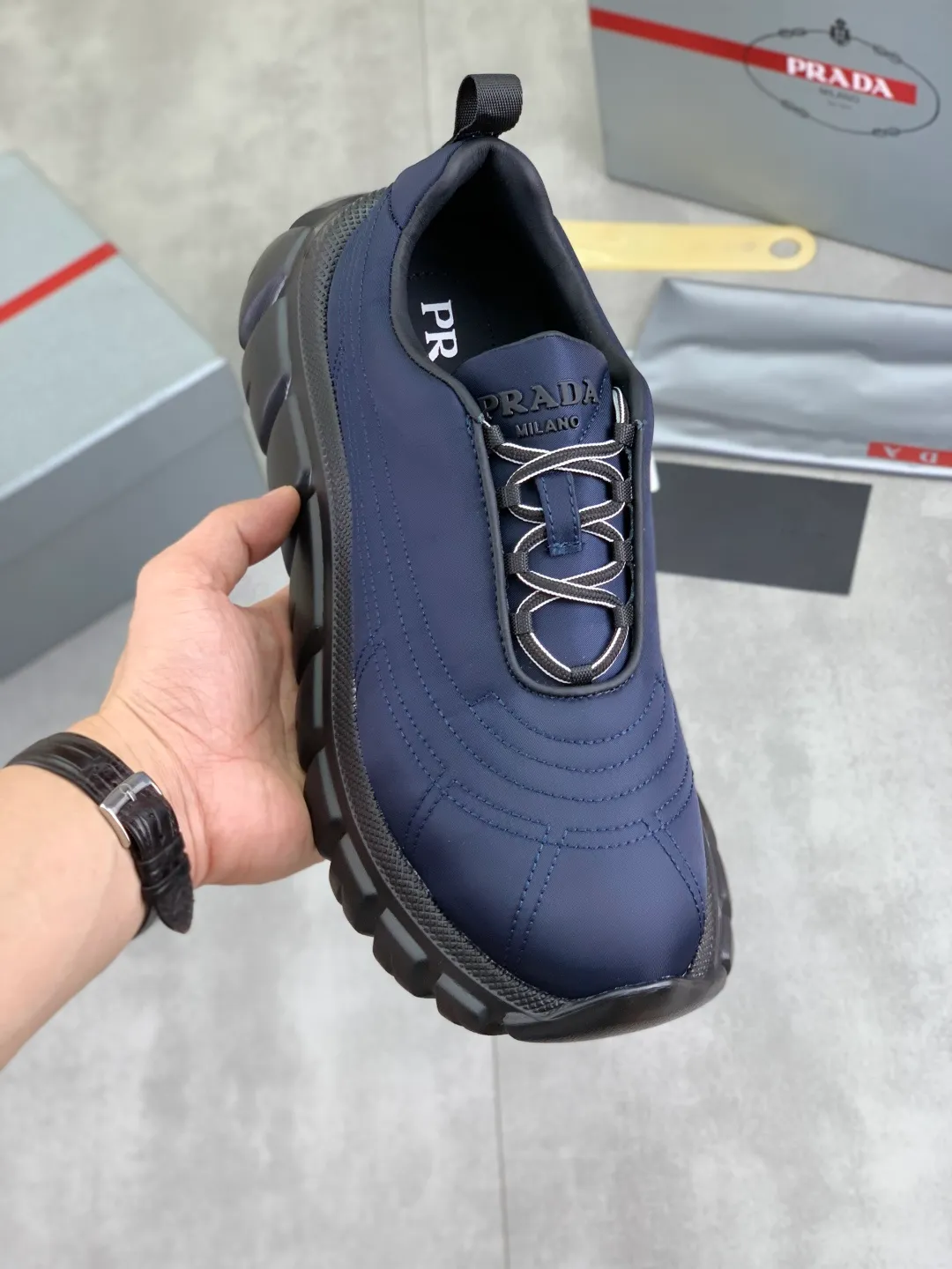 Men's shoes 💰P560💰[New style] popular models are on the official website, 🆘 Trendy brand (Prada) mainly promotes popular models, avant-garde and versatile fashion men's shoes private version mold opening, cowhide surface splicing 1:1.. Fashionable and simple, original imported cowhide lining cowhide feet; the atmosphere and personality are more fashionable, eye-catching and pursuing class. It will subvert the old idea and be a must-have for fashionistas with you! Must keep it for yourself! Tall and comfortable, large and low, high-end quality workmanship. Size: 38-44 5️⃣colors available.